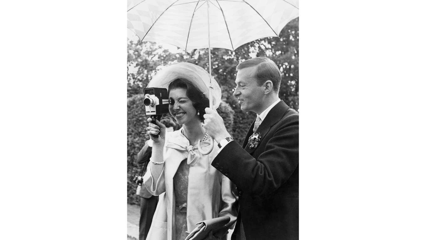 I detta nummer hyllar vi den nyligen bortgångna prinsessan Désirée, känd för att vara ytterst fåordig, med ett bildreportage. För i vissa situationer i livet räcker orden inte till. Foto: TT BILD