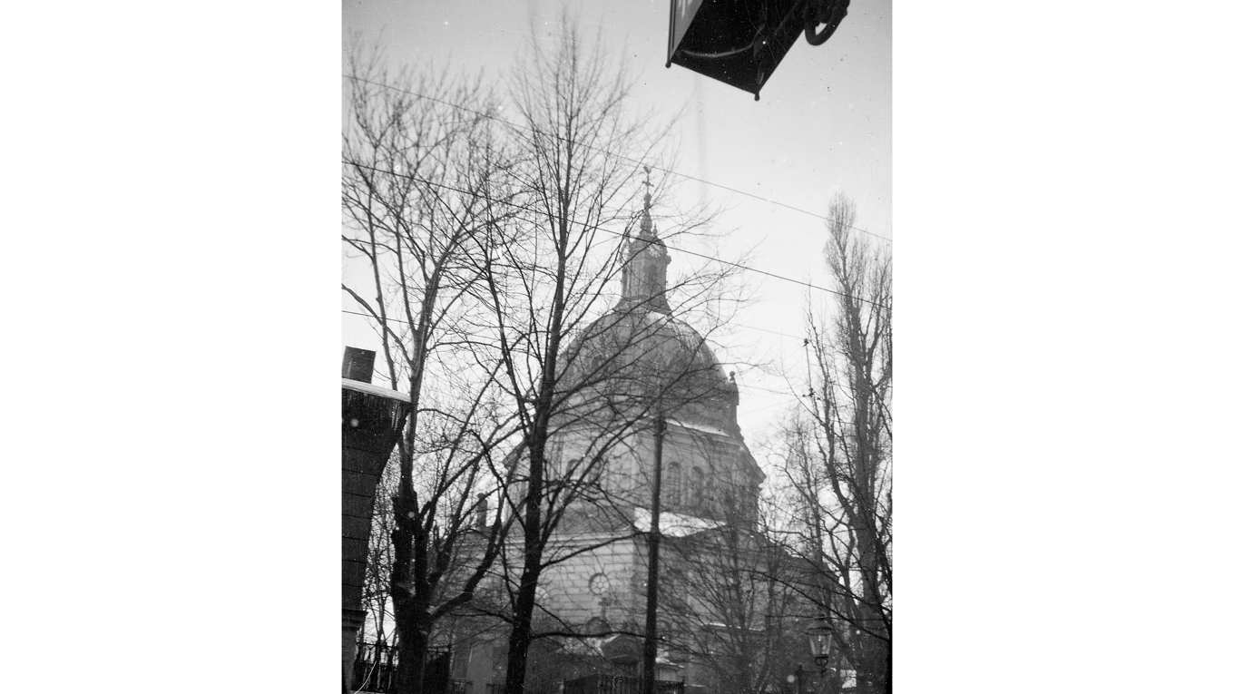 Hedvig Eleonora kyrka, vid det lägenhetshus där ”Medan porten var stängd” utspelar sig. Foto: Sigurd Lewerentz/ArkDes