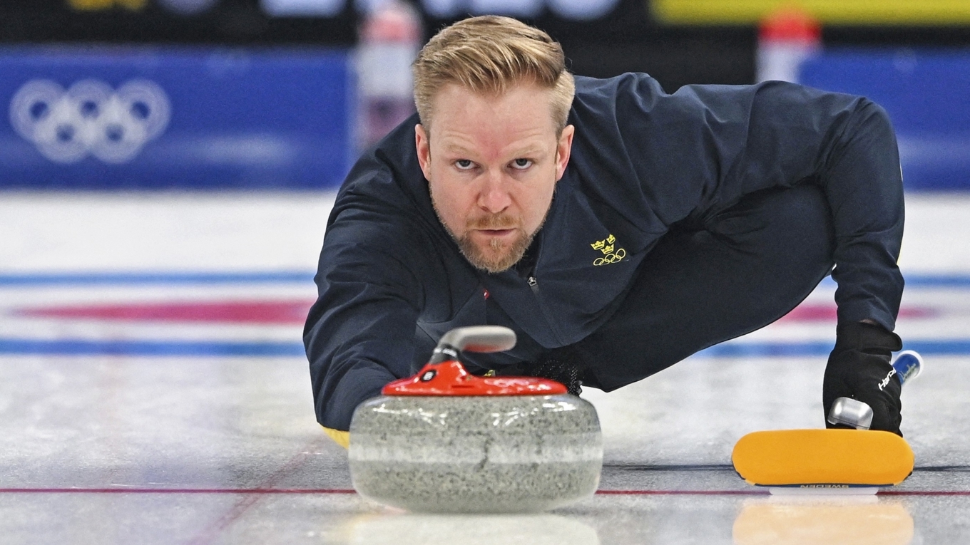 Lag Niklas Edin vann OS-guld senast i Peking 2022. Men hur mycket väger stenen ni ser framför den svenske skippern? Foto: Lillian Suwanrumpha/AFP via Getty Images