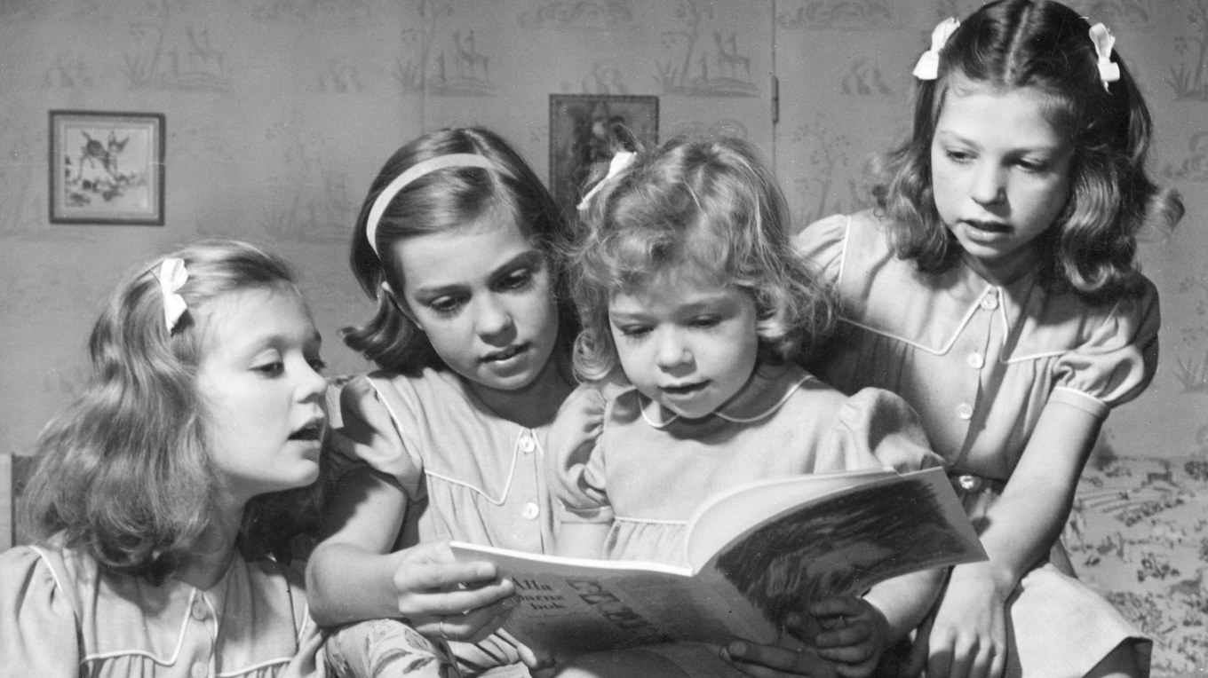 Hagasessorna tittar i en bok hemma på Haga slott, 1946. Från vänster Birgitta, Margaretha, Christina och Désirée. Foto:  TT BILD