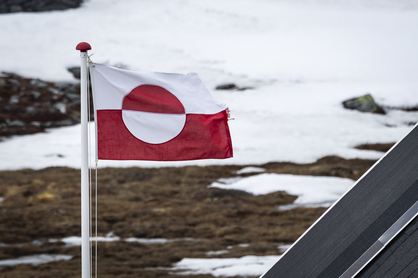 Grönlands flagga. Vad blir den stora ön med den lilla befolkningens framtid? Foto: John Fredricks