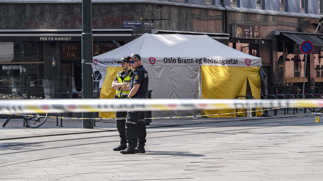 Norsk polis i Oslo efter att två personer dödats och ett tiotal skadades i samband med en skjutning den 25 juni 2022. Foto: Rodrigo Freitas/Getty Images