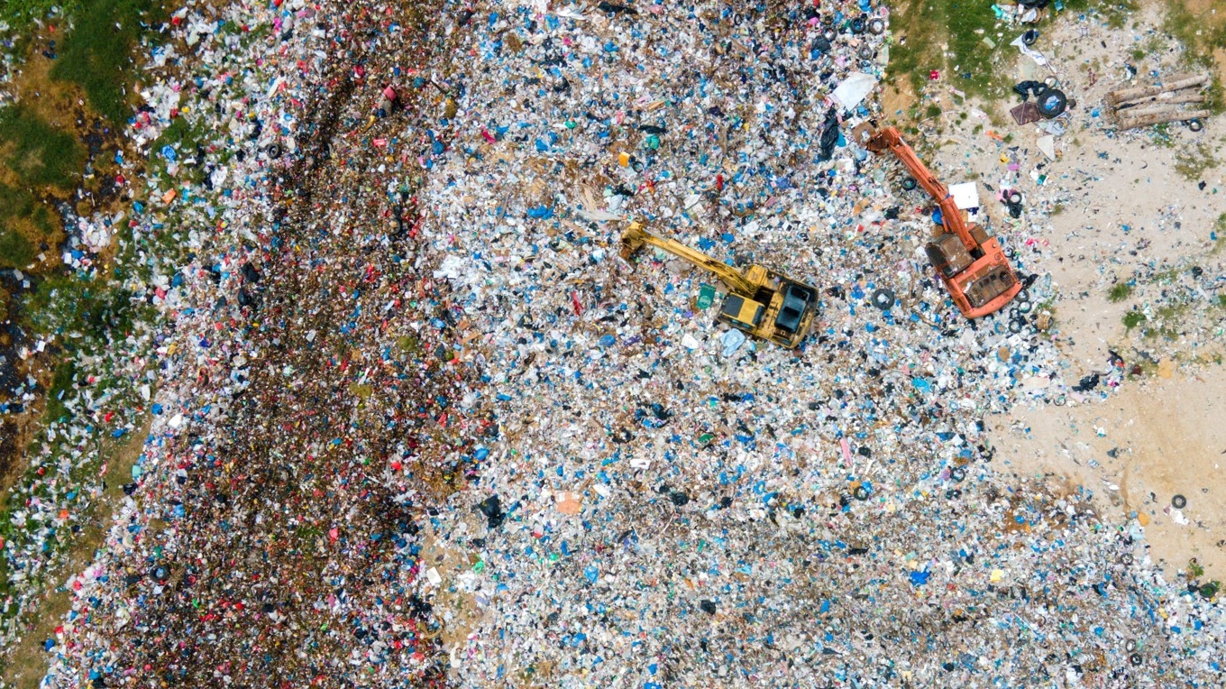 Grävmaskiner arbetar på en soptipp i Indonesien. Mängden producerat avfall i världen förväntas fortsätta växa. Foto: Chaideer Mahyuddin/AFP via Getty Images