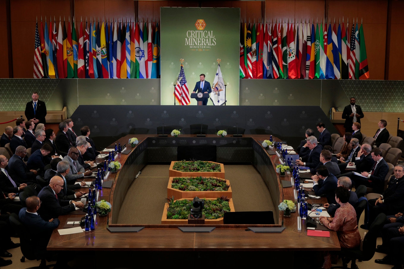 WASHINGTON, 4 februari 2026: USA:s vicepresident J.D. Vance talar vid det första ministermötet om kritiska mineraler. 54 länder och EU deltog i mötet, som handlade om att säkra tillgången till kritiska råmaterial och bygga leveranskedjor som kan kringgå Kina. Foto: Chip Somodevilla/Getty Images