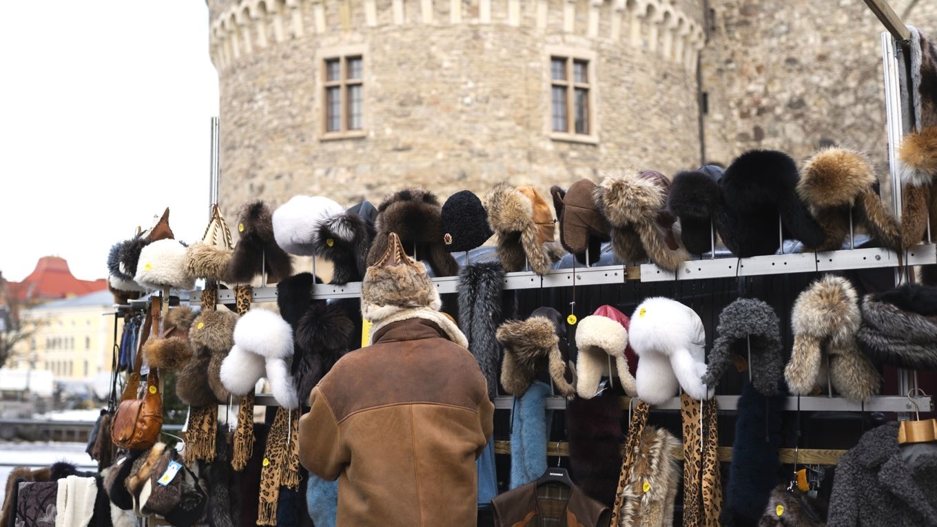 Marknadsknalle säljer mössor vid Örebro slott under Hindersmässan 2024. Foto: Örebrokompaniet/Örebro kommun