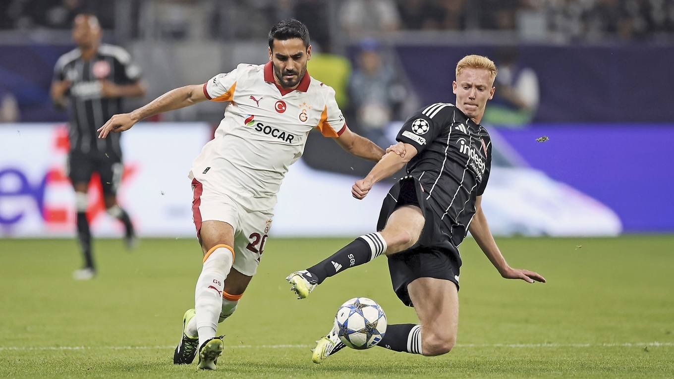 Hugo Larsson har det tungt i Eintracht Frankfurt. Han har varit sjuk och skadad mycket och nu anklagar tränaren svensken och säger att det är ”hans ansvar”. Foto: Alex Grimm/Getty Images