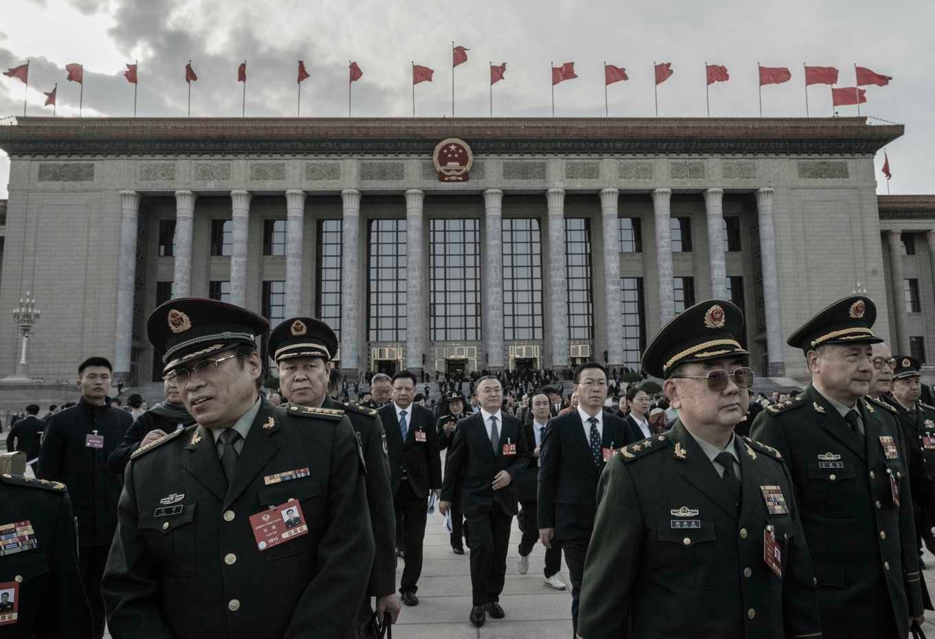 Kinesiska militärer lämnar en politisk konferens i Peking. De mäktigaste militära ledarna är en maktfaktor inom partiet. Foto: Kevin Frayer/Getty Images