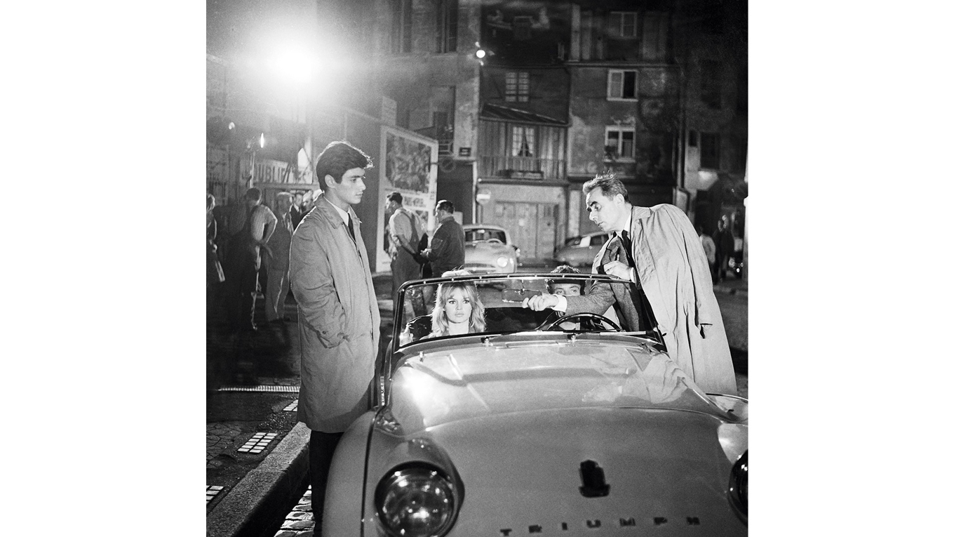 Den franske regissören Henri-Georges Clouzot rättar till backspegeln under en scen med sina landsmän tillika skådespelare Brigitte Bardot och Sami Frey under inspelningen av filmen ”Sanningen” i augusti 1960. Foto: AFP via Getty Images