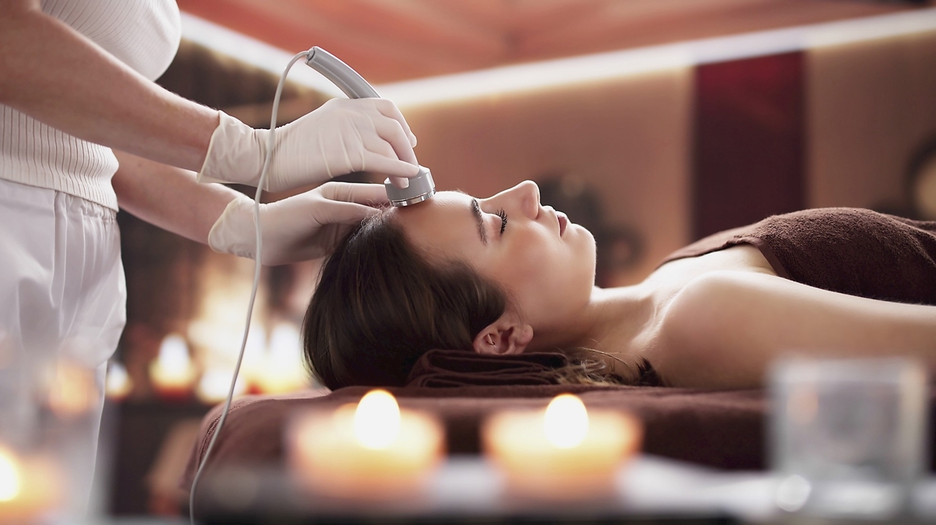 Från blypuder till elektriska apparater – i jakten på skönhet ändras bara verktygen. Foto: Andrey Popov Shutterstock