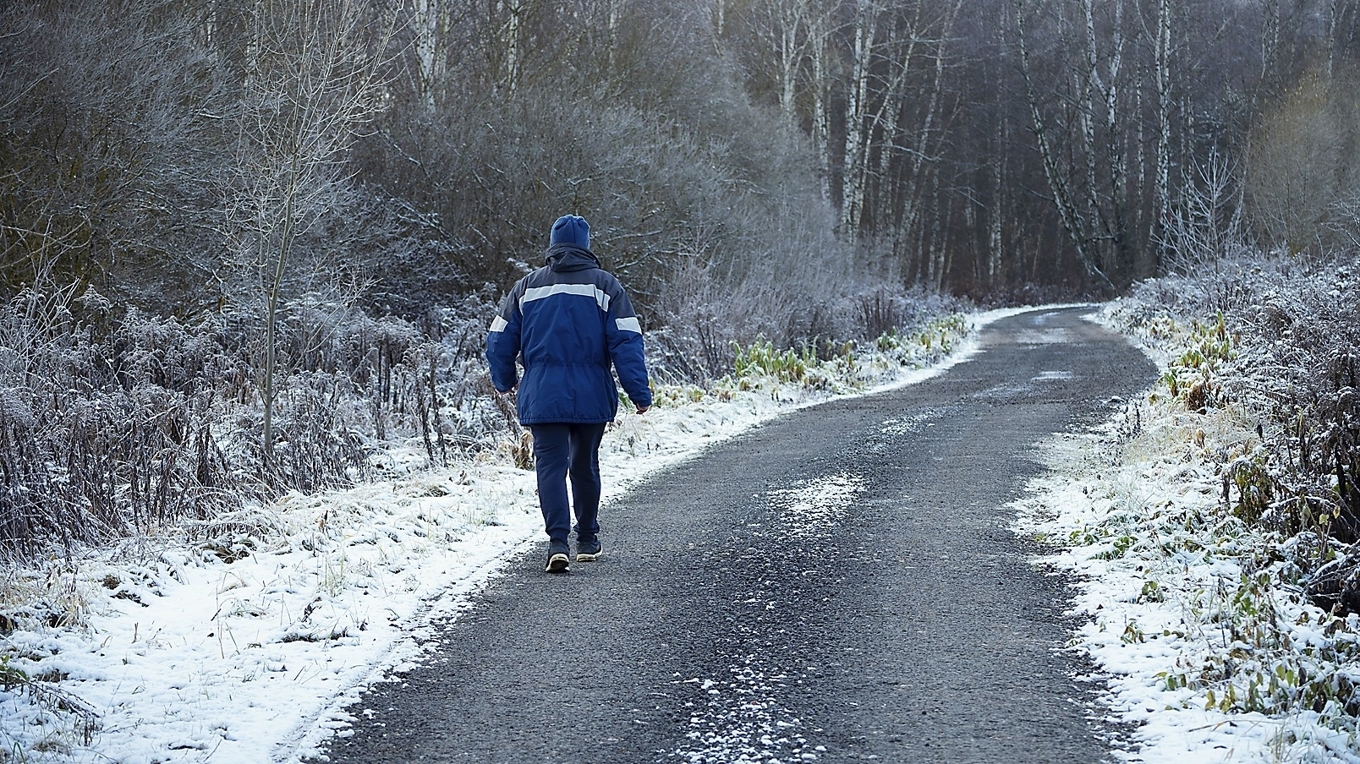 En vinterpromenad i långsam takt – ett sätt att låta tanken vandra fritt. Foto: Lazhko Svetlana/Shutterstock