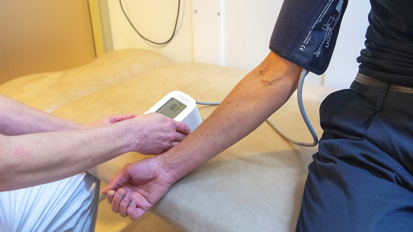 Ny svensk studie visar att män som snusade vid 50 hade 64 procent högre risk för blodtrycksdiagnos jämfört med icke-snusare. Foto: Samuel Steén/TT