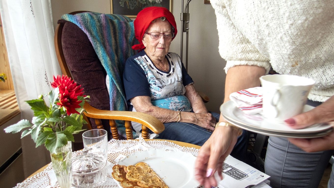 Personal i hemtjänsten har det ofta väldigt stressigt, vilket leder till sjukskrivningar. Foto: Gorm Kallestad/NTB/TT