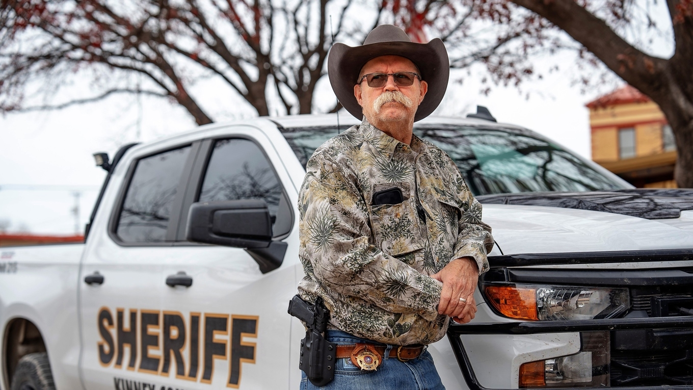 Brad Coe, sheriff i Brackettville tror att hela countyt hade förstörts om gränsen inte stängts. Foto: Samira Bouaou