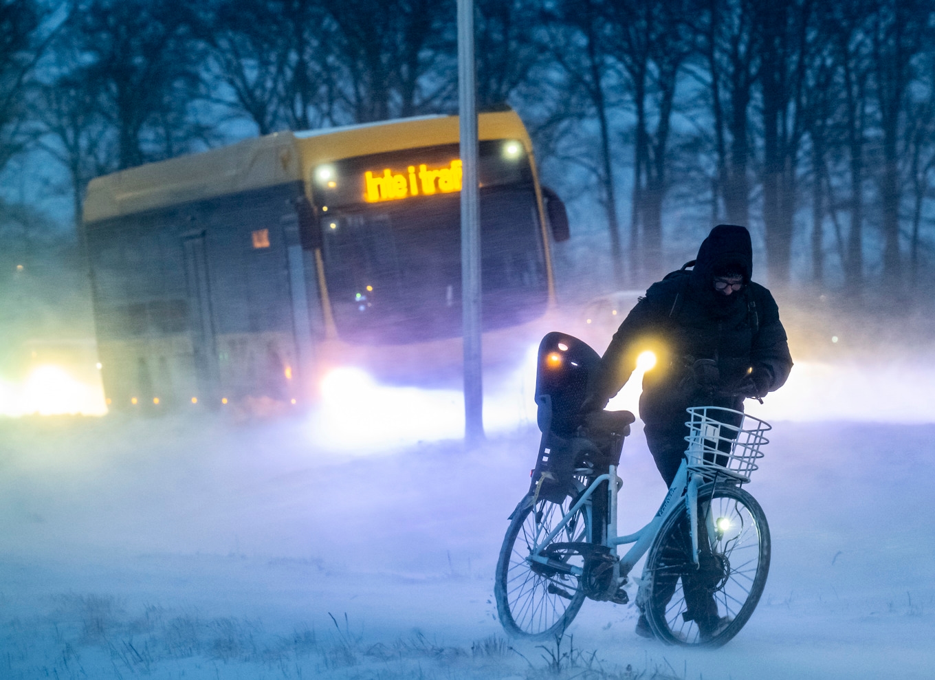En cyklist kämpar medan en buss har hamnat i diket i snödrevet mellan Malmö och Tygelsjö. Bilden togs den 5 februari. Foto: Johan Nilsson / TT