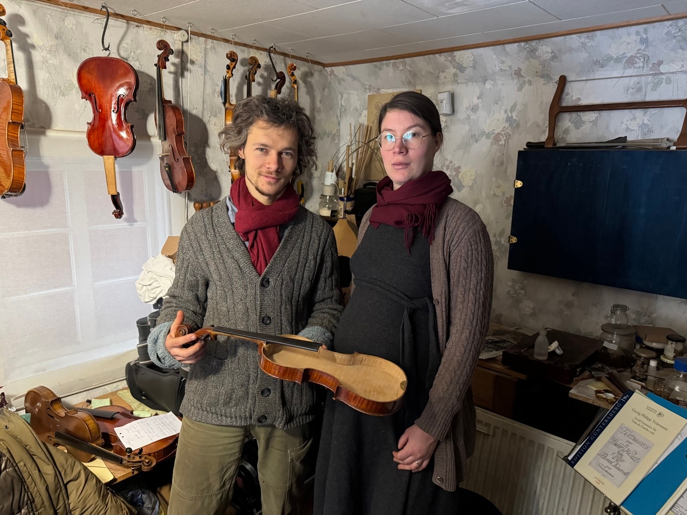 I Påryd strax utanför Kalmar reparerar Gawyn Seefried och Corinna Brosinger fioler. Foto: Anton Anderberg