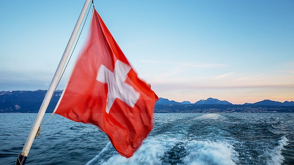 Schweiz är inte med i Europeiska unionen men är litet och omgivet av EU-länder. Om landet skulle hamna i ett läge där det vill omförhandla avtalet om fri rörlighet med EU vore det inte från en styrkeposition. Här Genèvesjön på gränsen till Frankrike. Foto: Fabrice Coffrini/AFP/Getty Images