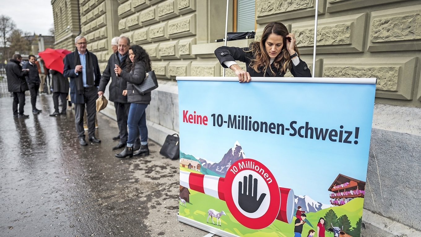 Konservativa SVP samlade tillräckligt med namnunderskrifter för att driva fram en folkomröstning om ett ”befolkningstak”. Foto: Fabrice Coffrini/AFP/Getty Images