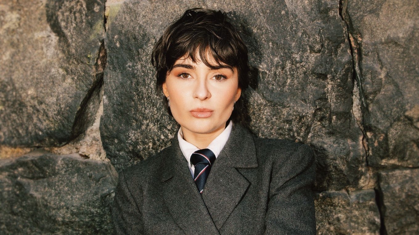 Emilia Pantic har, tillsammans med flera vänner, skrivit om ett förhållande som slutade på en spårvagn i Göteborg. Foto: Johanna Pettersson