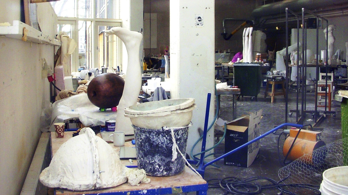 Ateljébild från Konsthögskolan på Skeppsholmen i Stockholm. Foto: Holger Ellgaard