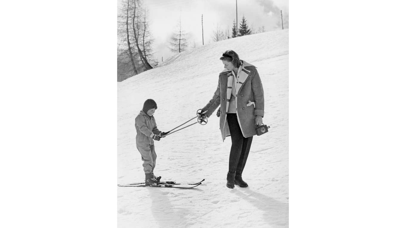 Ingrid Bergman fotograferad ihop med dottern Isabella i OS-aktuella Cortina d’Ampezzo. Vi brottades i förra numret med stavningen av namnet Silfverschiöld. Fru Bergman får nog lära såväl oss som dottern att – stava rätt! Foto: AP/TT BILD