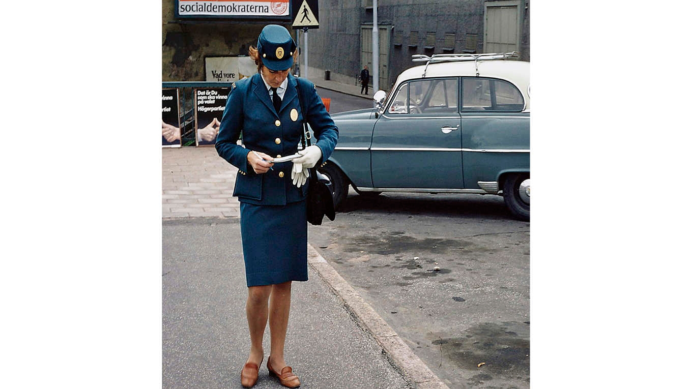 En parkeringsvakt vid Högbergsgatan i Stockholm, 1968. Foto: Tore Lidmark