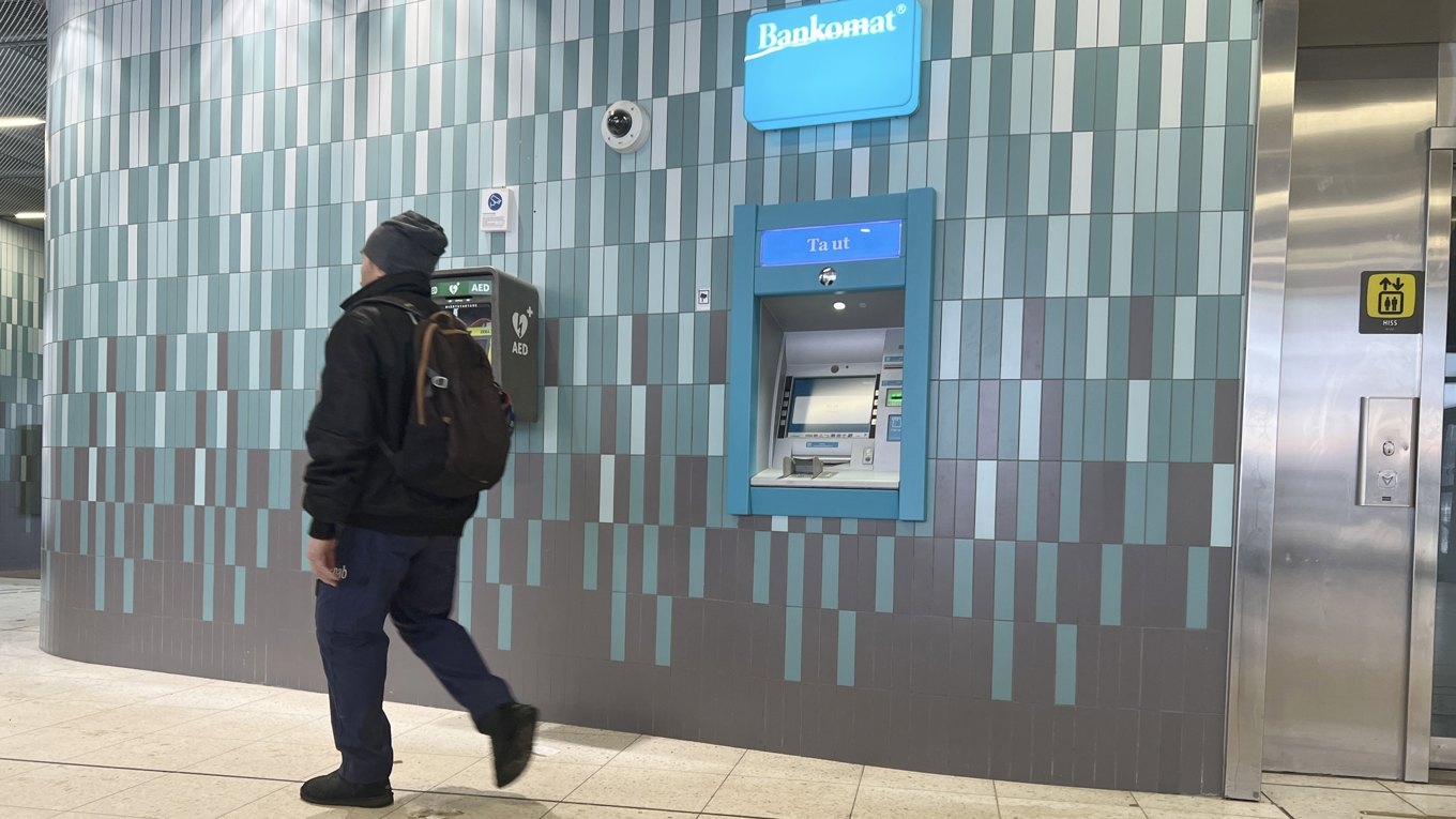 Sveriges Riksbank har återigen konstaterat att användningen av kontanter minskar. Det ökar risken för störningar i samhället i en krissituation. Foto: Sofia Drevemo
