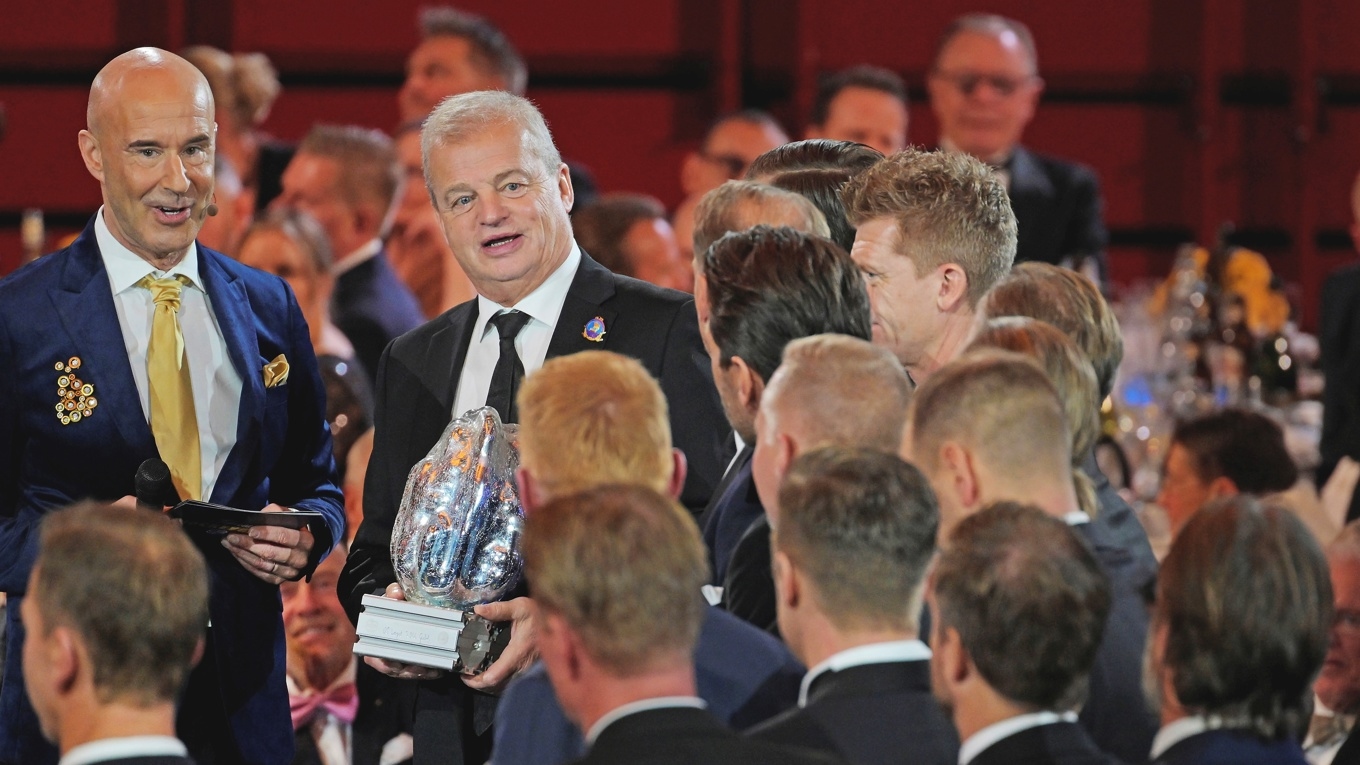 2022 fick Bengt-Åke Gustafsson ta emot priset Tidernas lag för Tre kronor 2006 som vann OS-guld i Turin under Tidernas Hockeygala. Foto: Janerik Henriksson/TT Nyhetsbyrån