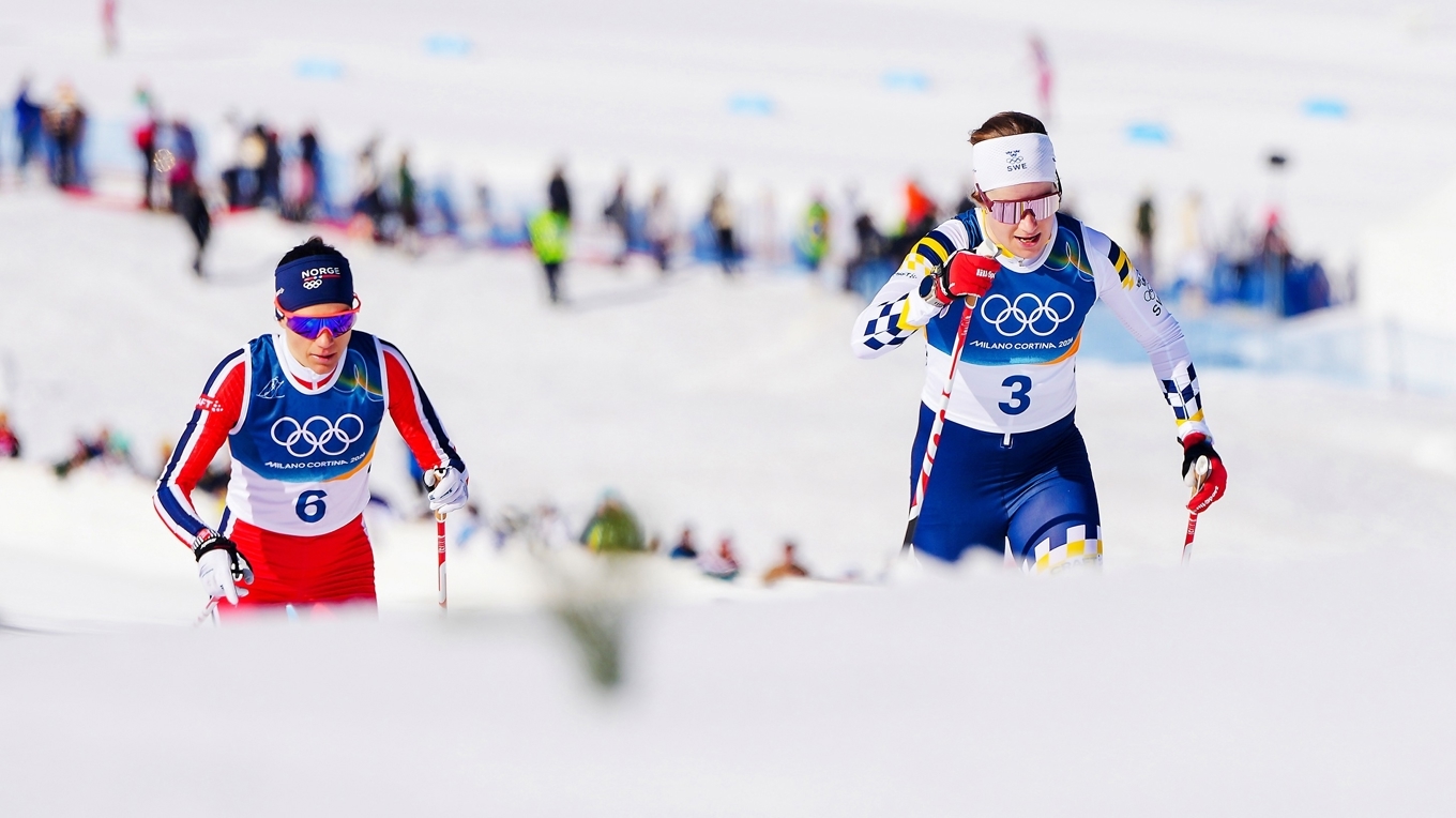 Ebba Andersson och svenska damlandslaget gör vad herrarna inte mäktar med – vinner – här senast damernas femmil vid OS i Milano Cortina. Foto: Kirsty Wigglesworth/AP/TT