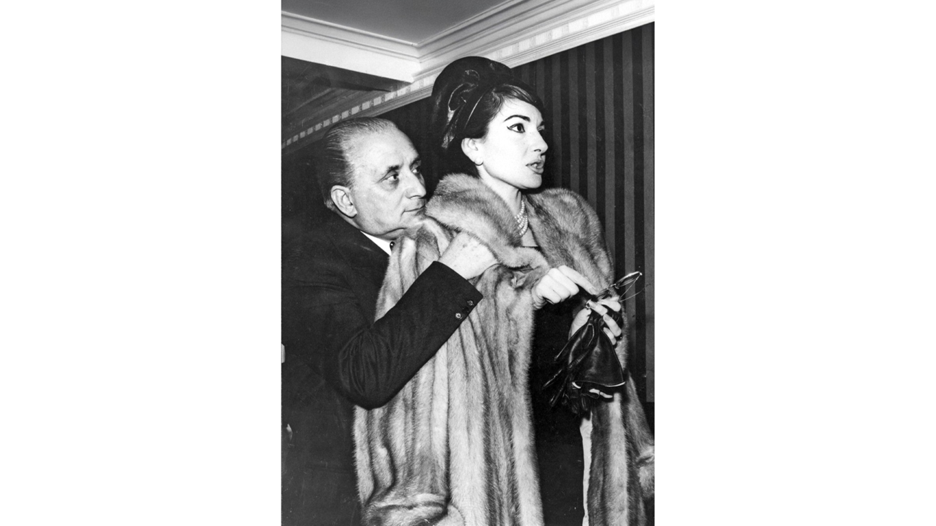 Världssopranen Maria Callas hade inte behövt frysa denna vinter. På denna bild får hon hjälp med att sätta på sig pälsen, ett passande plagg denna vinter – den Callaste på länge! Foto: AP/TT BILD