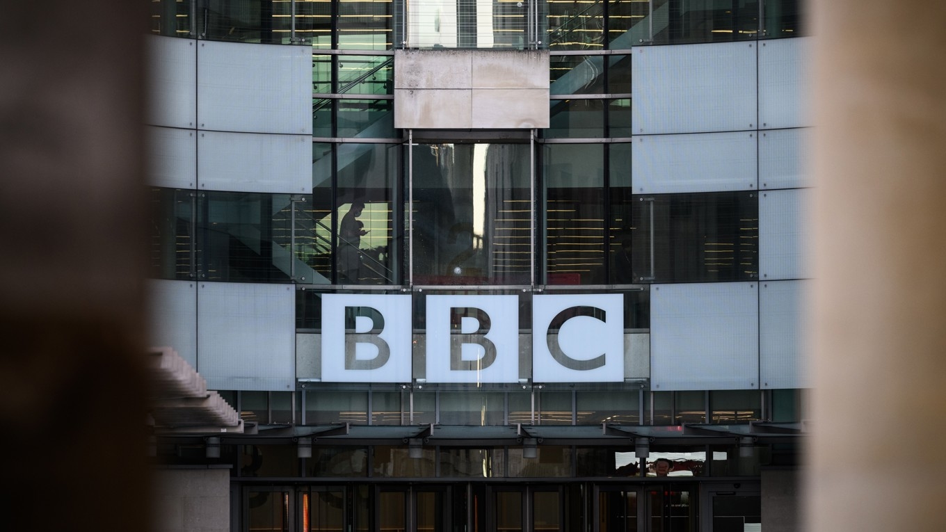 BBC har stämts av den amerikanske presidenten Donald Trump. Rättegången väntas äga rum i februari 2027. Foto: Leon Neal/Getty Images