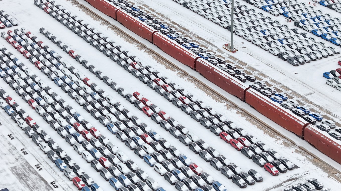 På bilden som är tagen den 18 januari i år ser man exportbilar i kinesiska hamnstaden Yantai i Shandongprovinsen. Foto: AFP via Getty Imates