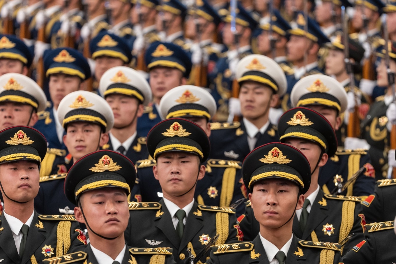 Kinesisk militär utanför Folkets stora hall i Peking. Där kommer snart de ”två sessionerna”, årets stora politiska möten, att hållas. Foto: Jessica Lee-Pool/Getty Images)