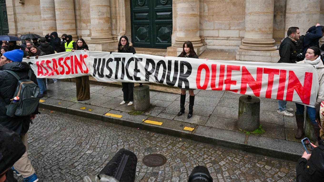 Demonstranter håller upp en banderoll med texten ”Antifa-mord, rättvisa för Quentin.” den 15 februari i Paris. Foto: Henrique Campos/Hans Lucas/AFP via Getty Images