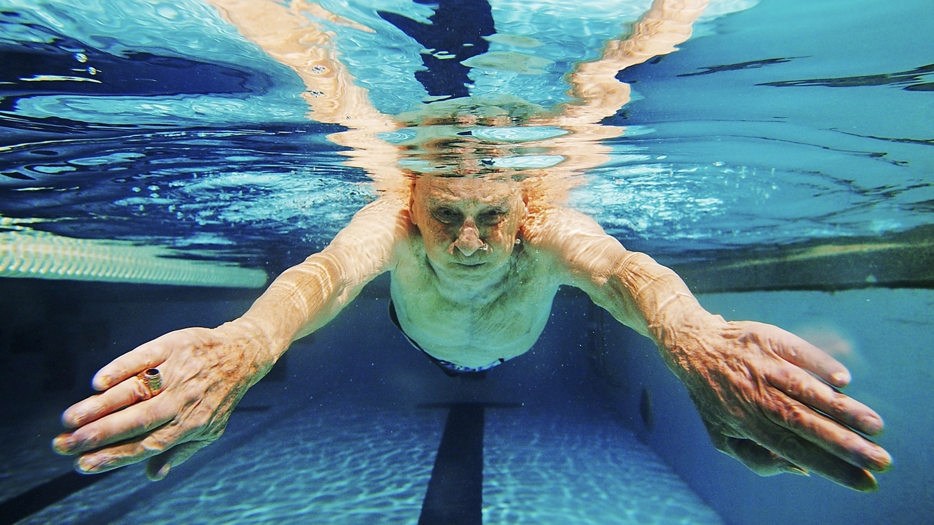 Simning är utmärkt träning som inte sliter på kroppen. Foto: Al Bello/Getty Images