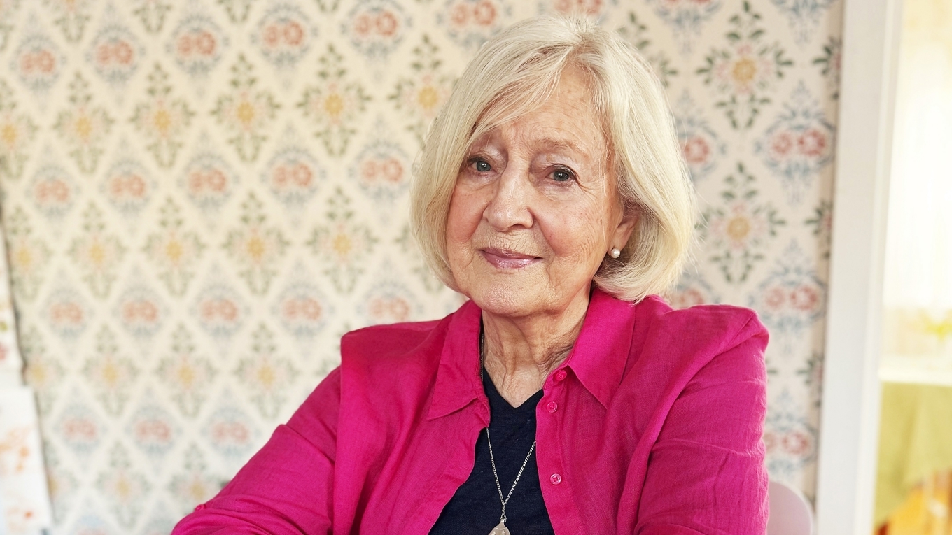 Karl Beijbom träffar Inga-Britt Ahlenius över en kopp kaffe vid köksbordet i hennes vackra hem norr om Stockholm. Foto: Karl Beijbom