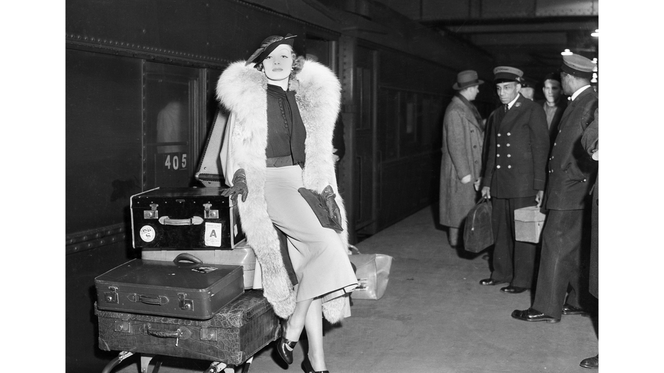 Marlene Dietrich fotograferad den 7 mars 1935 när hon anlände till Grand Central Station i New York. Avreseorten var Hollywood. Foto: AP/TT BILD