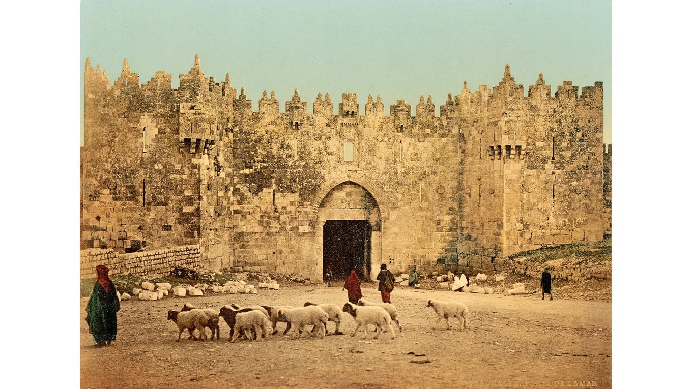 Damaskusporten, en av det gamla Jerusalems åtta stadsportar, byggd på osmansk tid, under åren 1537–1538. Foto: Library of Congress/Wikimedia Commons