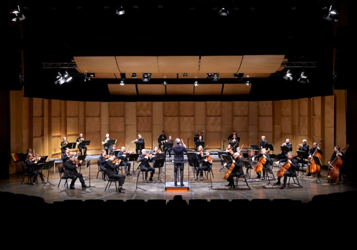 Erik Solén dirigerade Nordiska Kammarorkestern under Schymberg Award 2022. Foto: Lia Jacobi/Scenkonst Västernorrland