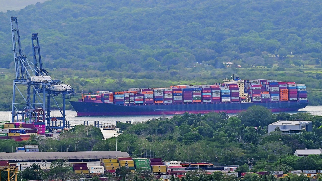 Det Liberia-flaggade containerfartyget GSL Effie färdas genom Panamakanalen. Foto: Martin Bernetti/AFP via Getty Images