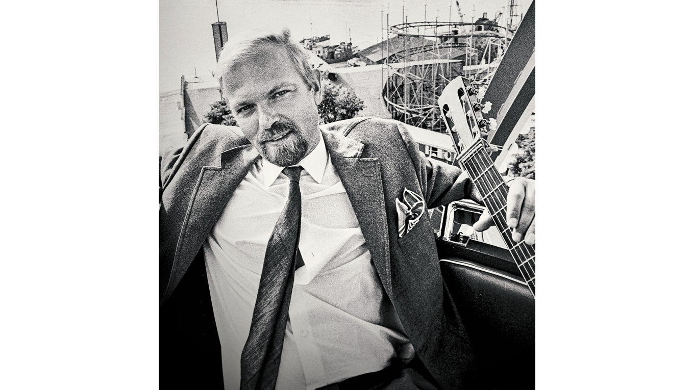 Olle Adolphson i en av gondolerna i Pariserhjulet som fortfarande fanns på Gröna Lunds tivoli år 1969. Foto: Ulf Stråhle