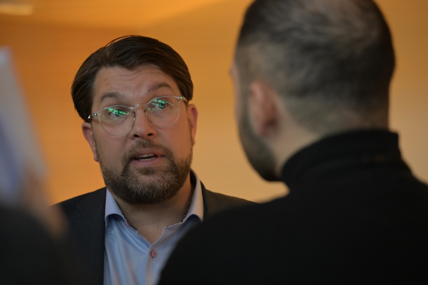 Partiledare Jimmie Åkesson (SD) får svara på frågor om annat än tandvårdsreformen. Foto: Roger Sahlström