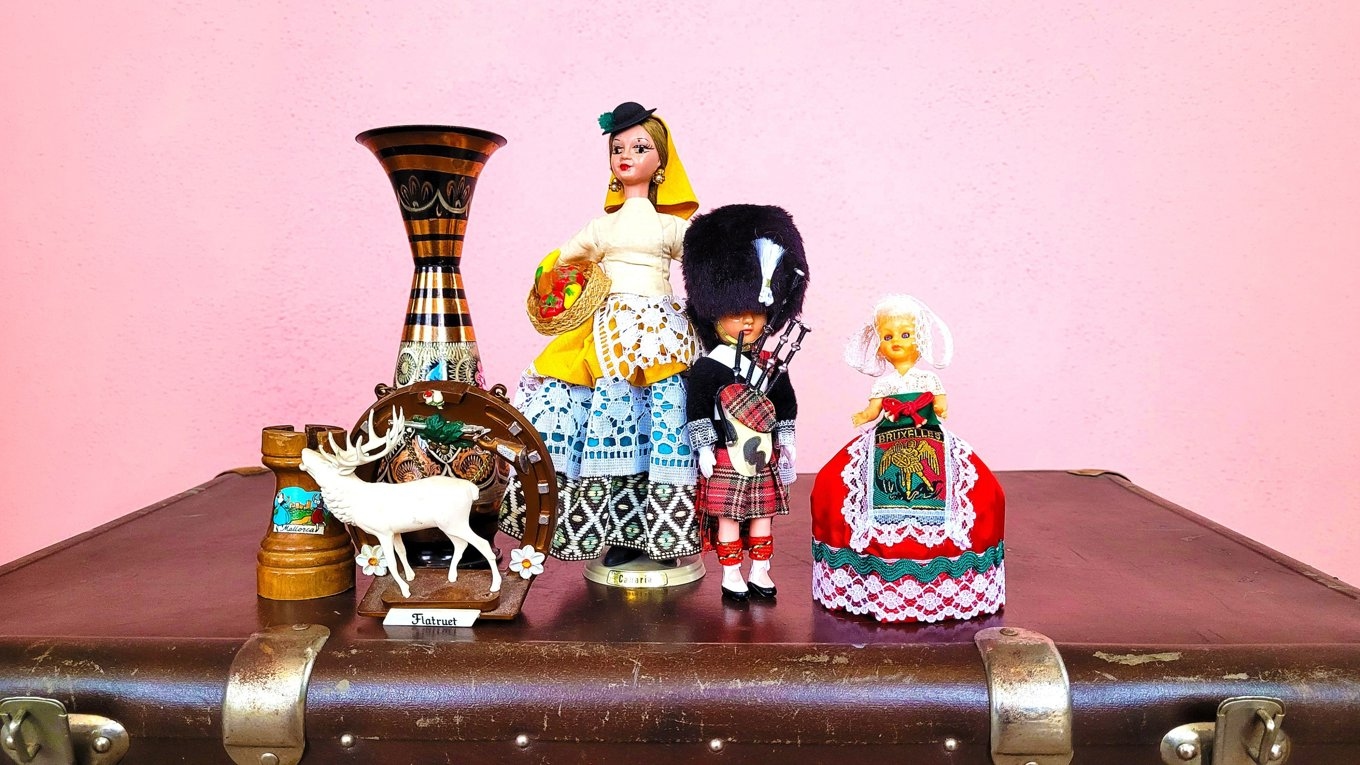 Insamlade souvenirer och äldre resväskor blir en del av museets samlingar. Foto: Anna Redmalm/Arbetets museum