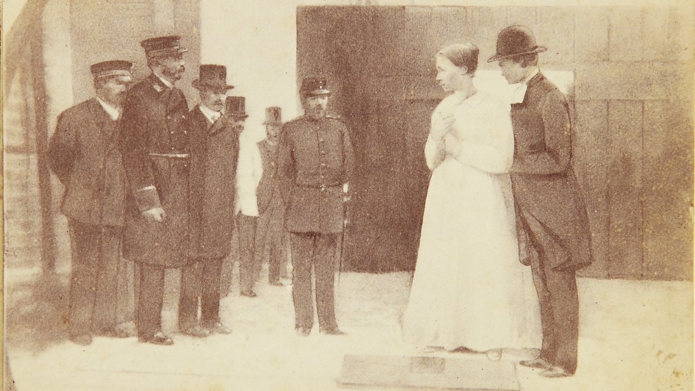 Anna Månsdotter avbildad under sin absolut sista stund i livet. Vittnen berättade att hon var utstyrd som en brud i vitt. Möjligen i en förhoppning om att möta sin skapare. Foto: Bröderna Andersson/Wikimedia Commons