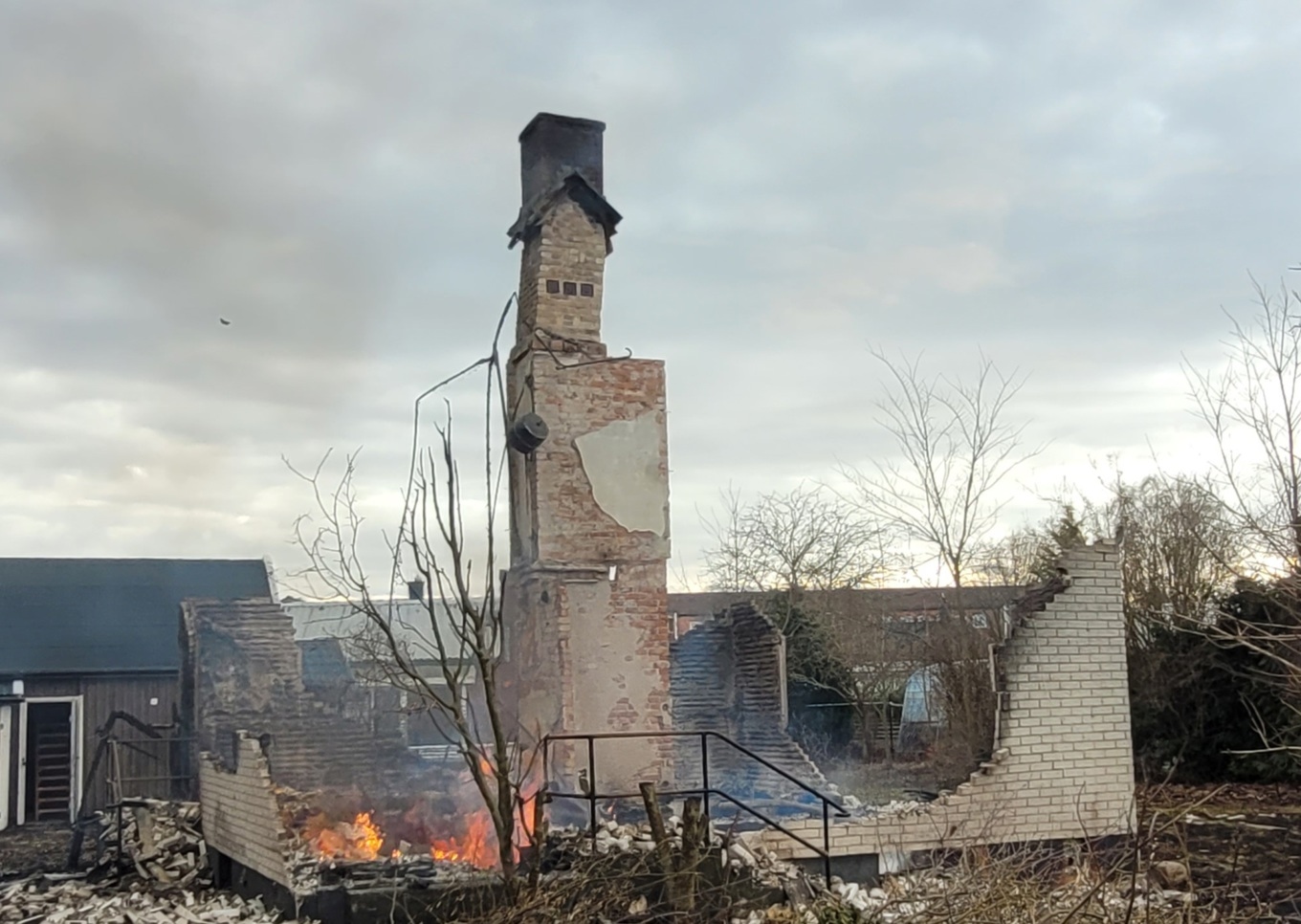 Det nerbrunna huset hade stått öde i flera år. Foto: Hans Bengtsson