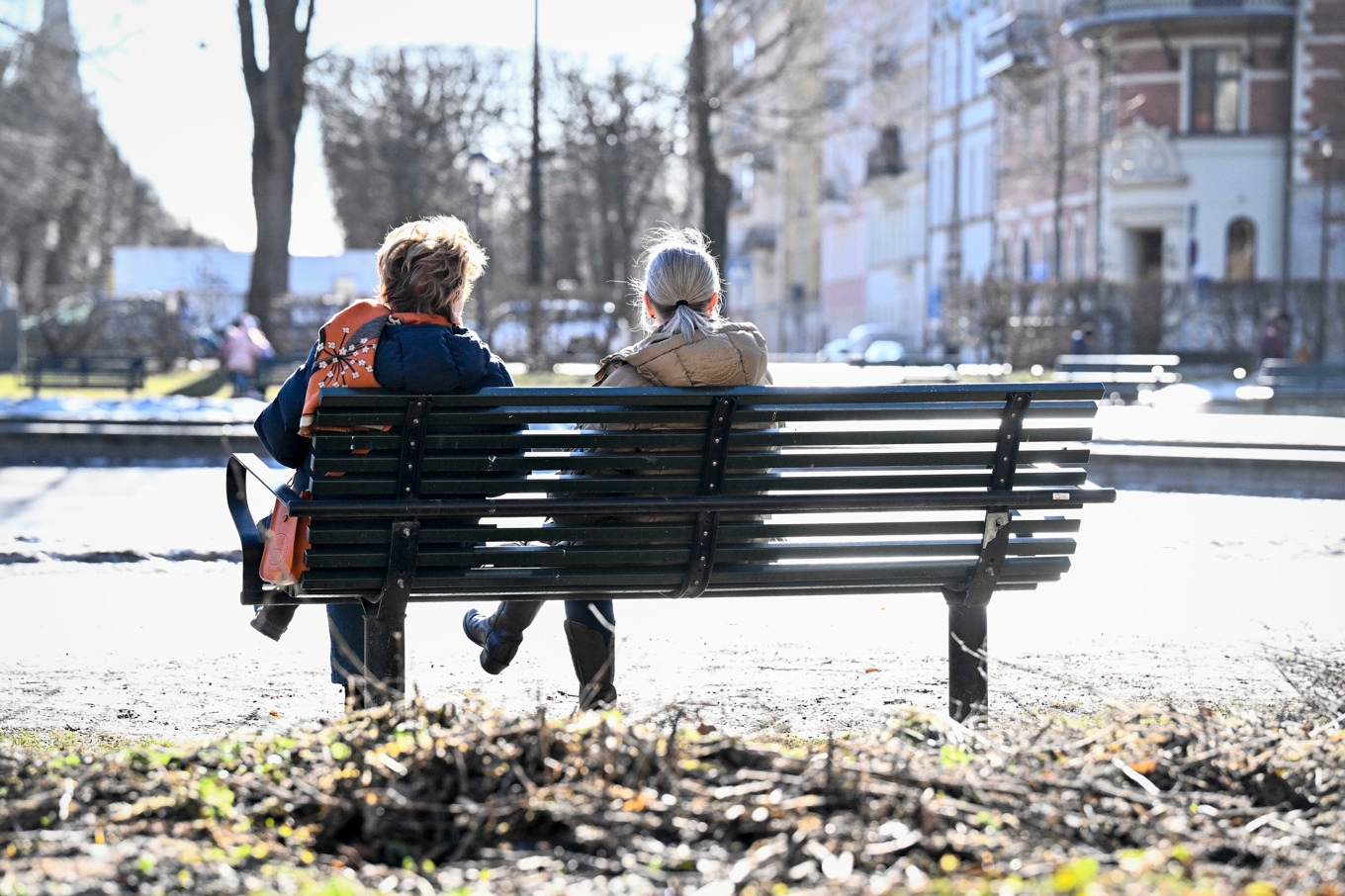 Två kvinnor njuter av vårsolen på en parkbänk på Karlaplan i Stockholm. Foto: Fredrik Sandberg/TT