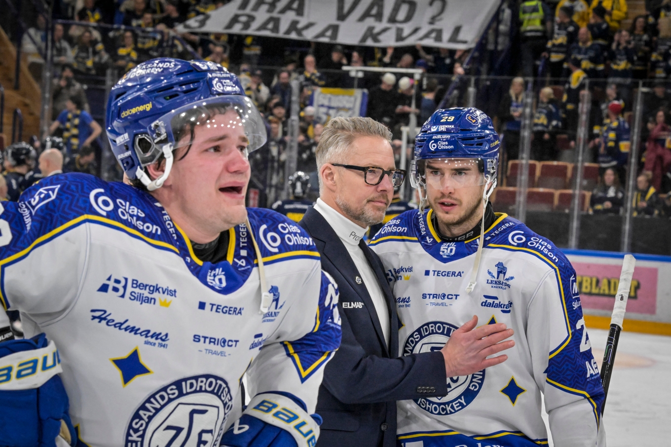 Leksands tränare Johan Hedberg (mitten) deppar efter förlusten mot HV71. Laget spelar därmed i hockeyallsvenskan nästa säsong. Foto: Ulf Palm/TT