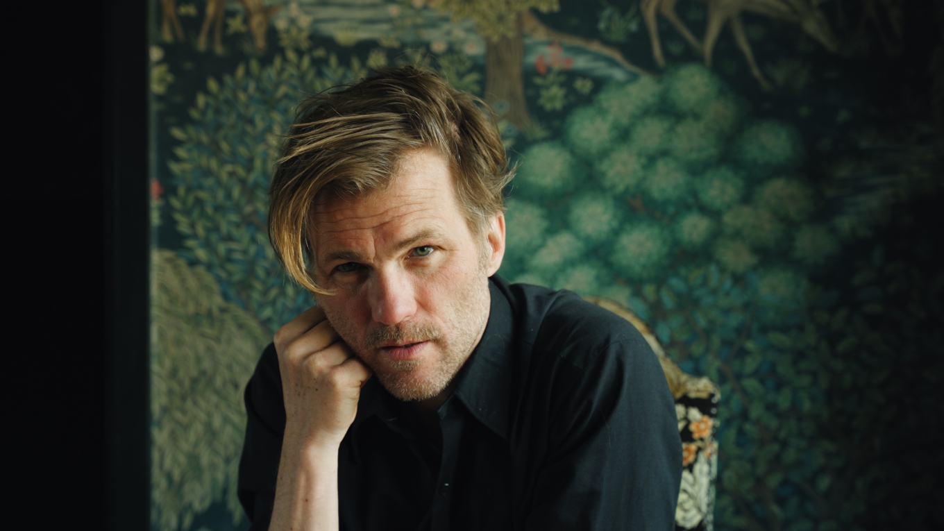 Nils Markus Karlsson föreläser och skriver böcker om sin fascination för tapeter och dess historia. Foto: Nicholas Wakeman