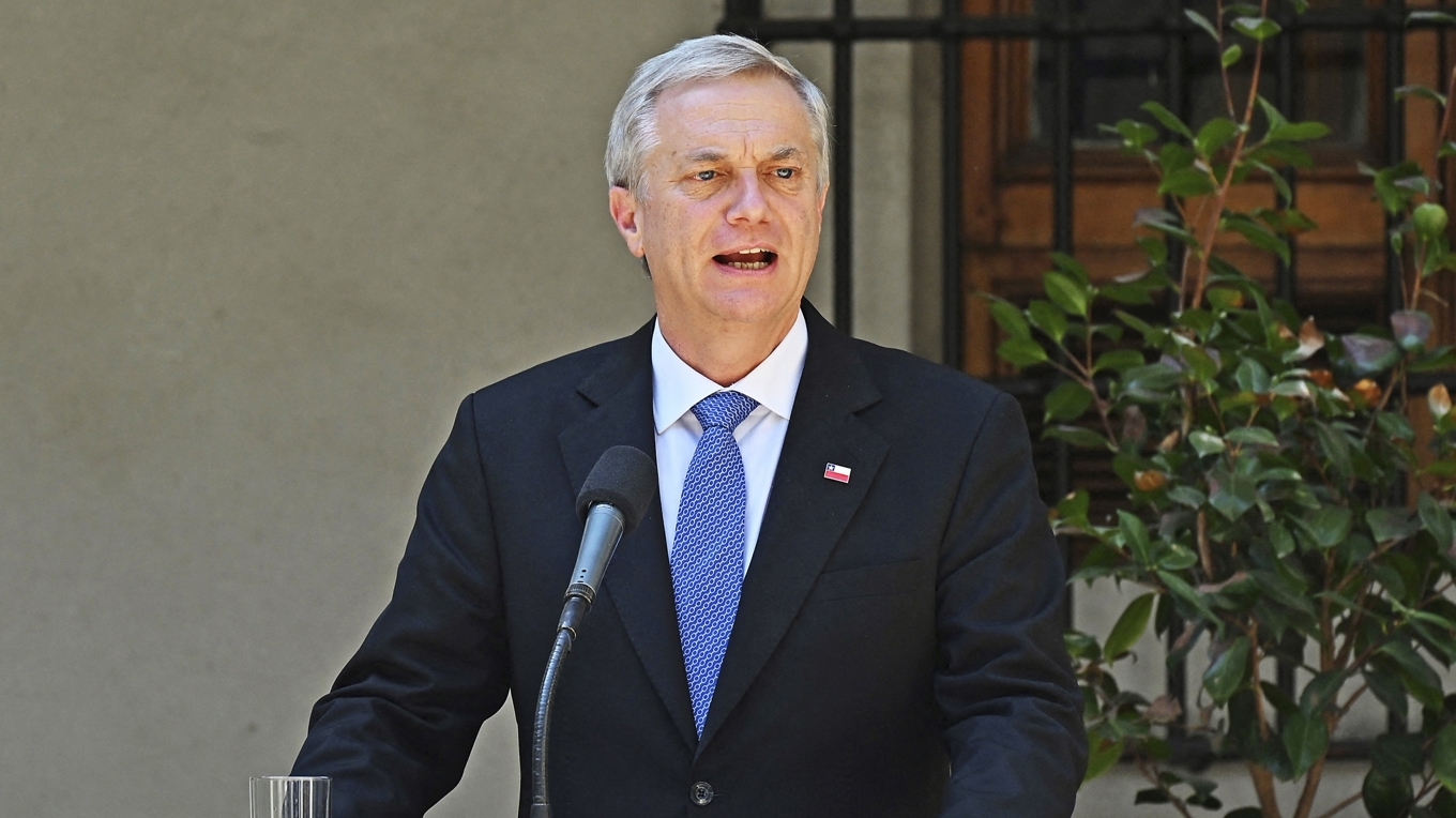 Chiles president José Antonio Kast talar utanför presidentpalatset i huvudstaden Santiago, efter att ha besegrat den sittande presidenten Gabriel Boric i valet tidigare i år. Foto: Rodrigo Arangua/AFP via Getty Images