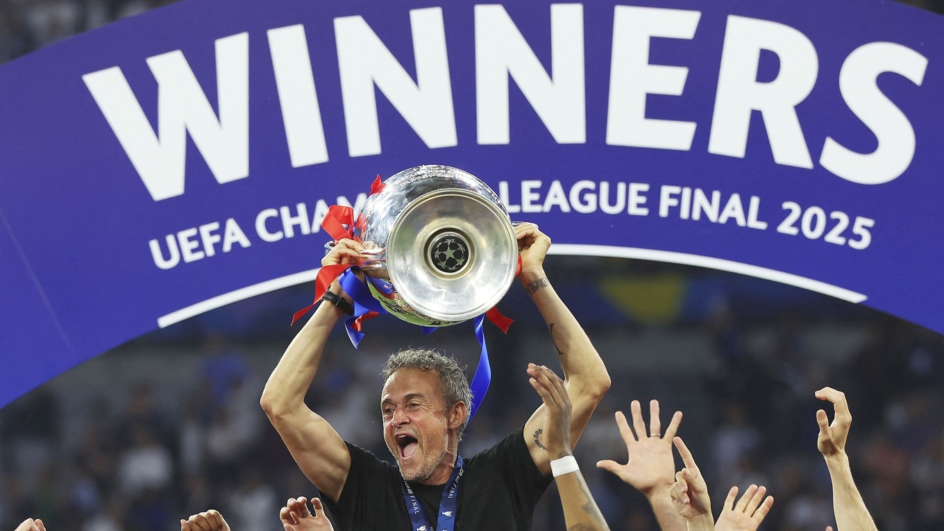 Paris SG vann Champions League förra året. Här jublar tränaren Luis Enrique med den mest åtråvärda fotbollspokalen för klubblag i världen. Foto: Franck Fife/AFP via Getty Images