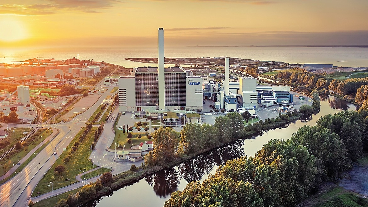 Koldioxidinfångning från kraftvärmeverk skulle kunna reducera Sveriges utsläpp med upp till 10 miljoner ton per år – nästan en fjärdedel av de totala utsläppen, enligt Energiforsk. Studier visar dock att marknaden inte är intresserad av lösningen, vilket gör att anläggningarna måste finansieras av offentliga medel. Foto: Sysav